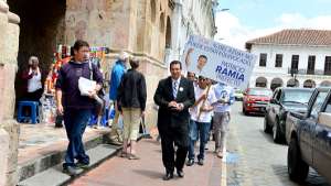 Los candidatos del movimiento Creo  realizaron ayer un recorrido por el Centro Hist&oacute;rico de Cuenca, previo al cierre de campa&ntilde;a. Foto: Jos&eacute; Luis LLivisaca 