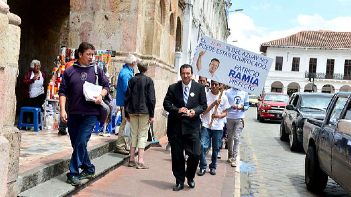 Los candidatos del movimiento Creo  realizaron ayer un recorrido por el Centro Hist&oacute;rico de Cuenca, previo al cierre de campa&ntilde;a. Foto: Jos&eacute; Luis LLivisaca 
