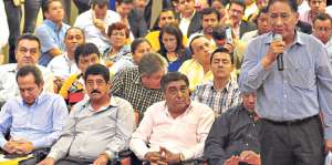 El alcalde de Daule, Pedro Salazar, habla ante el Consejo Provincial del Guayas, que se reuni&oacute; ayer. Foto: Cortes&iacute;a