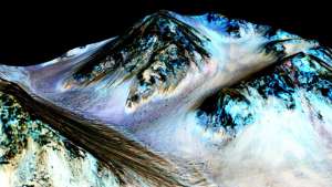 La imagen de la superficie de Marte detalla rayas oscuras, que ser&iacute;an fluidos de agua. El l&iacute;quido est&aacute; presente en superficies muy reducidas del planeta, seg&uacute;n los cient&iacute;ficos. Foto: internet