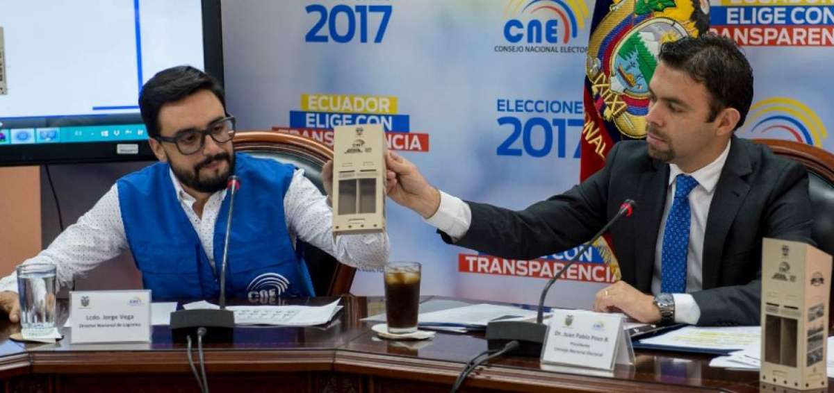 El pleno del CNE aprob&oacute; el dise&ntilde;o de los documentos electorales, papeletas y de urna &ndash; biombo, que fueron presentadas a la prensa. 