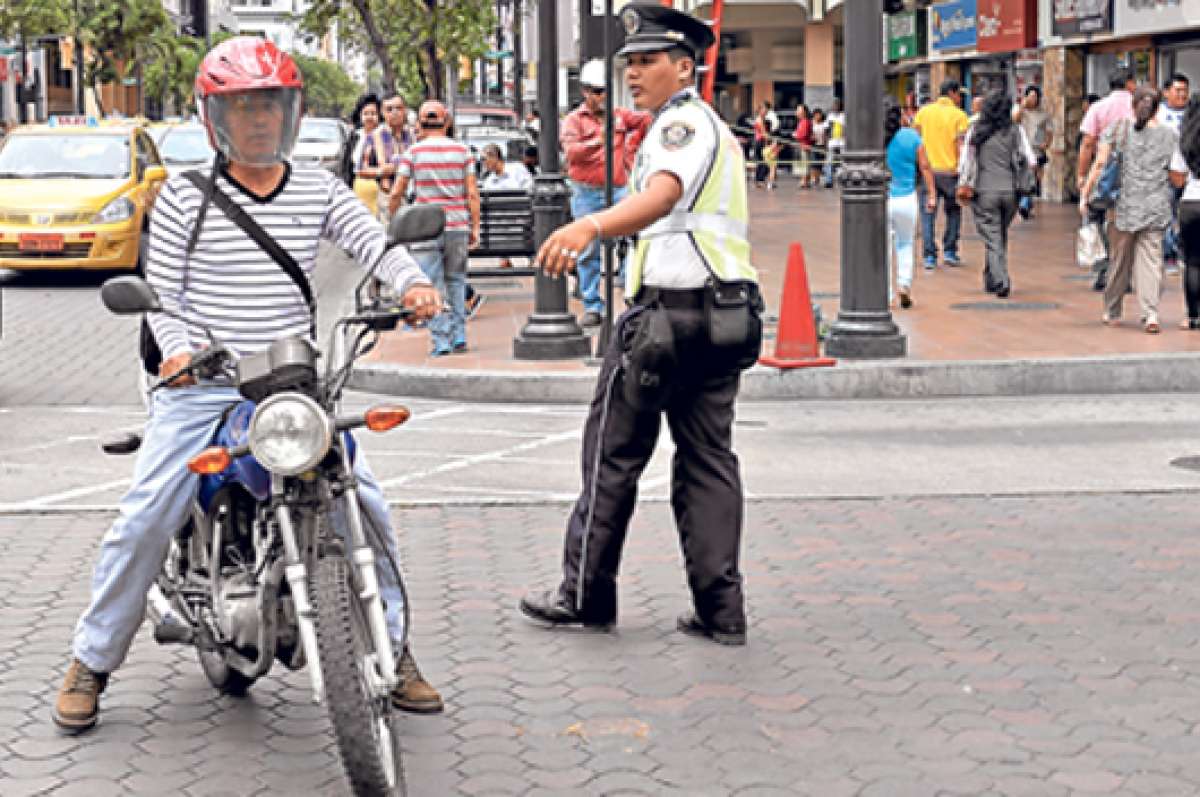 En 9 de Octubre y Pedro Carbo, algunos conductores corrigieron su ruta por petici&oacute;n de los agentes. Foto: Karly Torres / El Tel&eacute;grafo