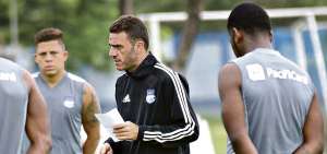 Mariano Soso, director t&eacute;cnico de Emelec, conversa con los jugadores, en un entrenamiento en el Complejo de Samanes, norte de Guayaquil.