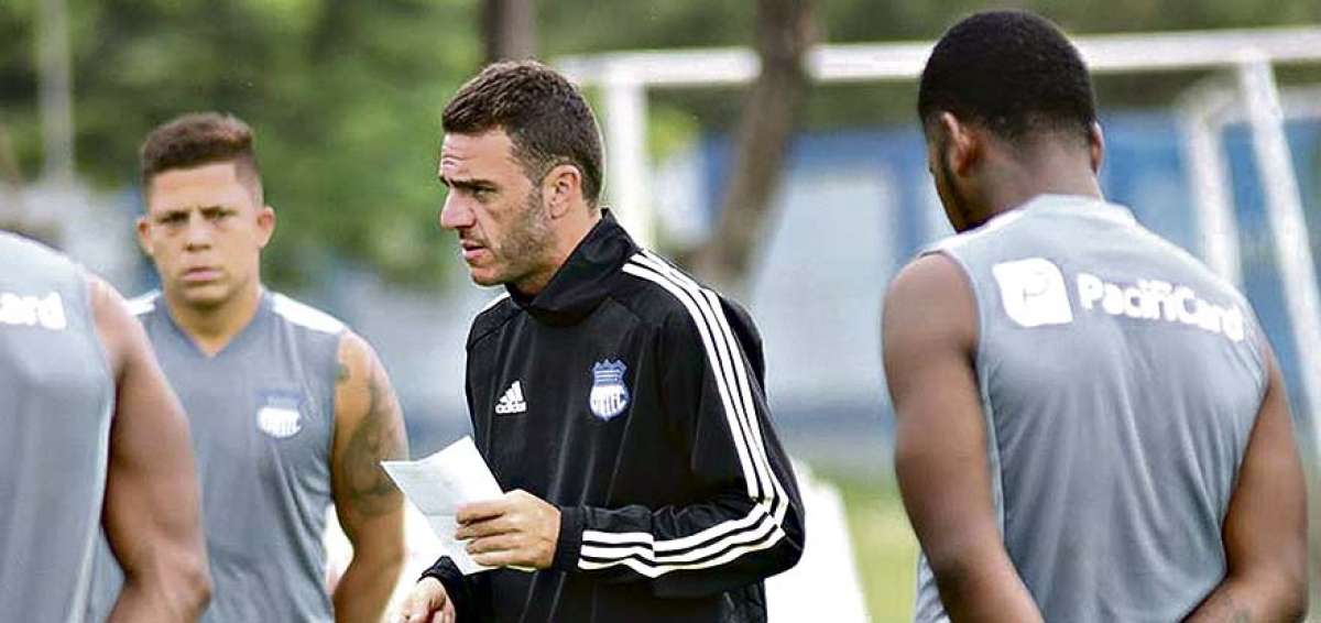 Mariano Soso, director t&eacute;cnico de Emelec, conversa con los jugadores, en un entrenamiento en el Complejo de Samanes, norte de Guayaquil.
