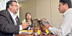 Ayer, en Guayaquil, proveedores y representantes de supermercados se reunieron para concretar negocios. Foto: William Orellana / El Tel&eacute;grafo
