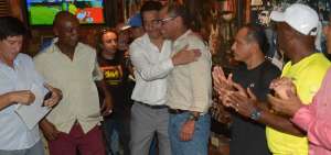 Vicepresidente Glas recibi&oacute; respaldo de exfutbolistas en medio del partido de la 'Tri'