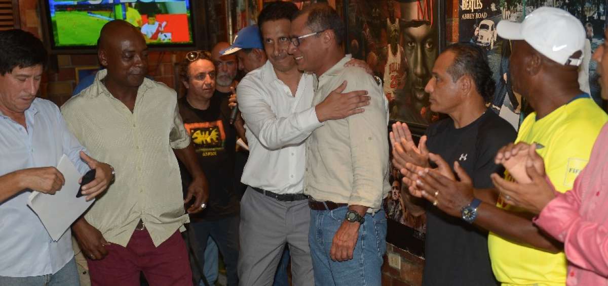 Vicepresidente Glas recibi&oacute; respaldo de exfutbolistas en medio del partido de la 'Tri'