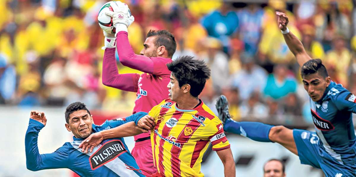 El golero de Aucas Sebasti&aacute;n Bl&aacute;squez atrapa el bal&oacute;n ante la presencia de Gim&eacute;nez (izq.) Ibarra y Mena. Foto: Marco Salgado / El Tel&eacute;grafo