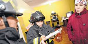 El cabo de bomberos Jos&eacute; Jumbo (izq.) hace preguntas sobre el estado de la vivienda que arrienda Bel&eacute;n M&eacute;ndez (dcha,) en la calle Toribio Hidalgo del barrio La Vicentina, ubicado en el centro-oriente capitalino. Foto: Santiago Aguirre 