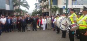 Ricardo Quijije, alcalde de Montecristi, junto con el gobernador de Manab&iacute;, Fabricio D&iacute;az, en el inicio del desfile en la zona alta de esta ciudad.