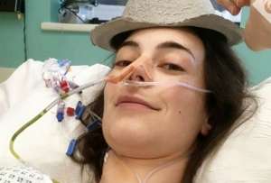 Lo que comenzó como una simple intoxicación alimentaria tras una cena laboral, terminó revelando un raro y agresivo cáncer abdominal. A Rebecca Hind le extirparon 13 órganos.