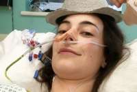 Lo que comenzó como una simple intoxicación alimentaria tras una cena laboral, terminó revelando un raro y agresivo cáncer abdominal. A Rebecca Hind le extirparon 13 órganos.