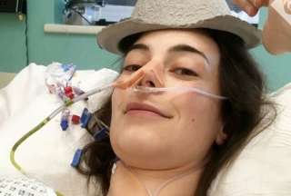 Lo que comenzó como una simple intoxicación alimentaria tras una cena laboral, terminó revelando un raro y agresivo cáncer abdominal. A Rebecca Hind le extirparon 13 órganos.