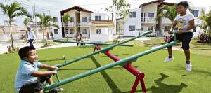 La urbanizaci&oacute;n tiene zonas de juegos infantiles. Las viviendas cuentan con sala, comedor, tres habitaciones, ba&ntilde;o, patio frontal y posterior.