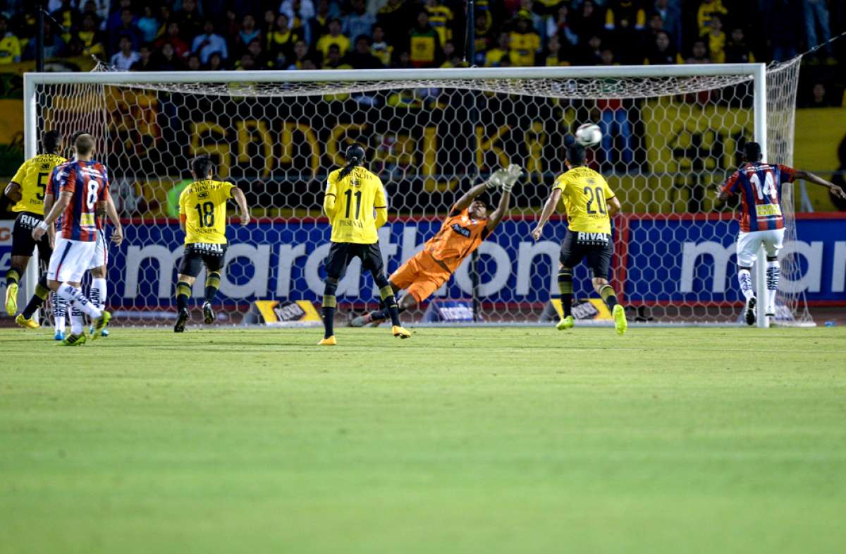 El arquero M&aacute;ximo Banguera ataja un disparo de Richard Calder&oacute;n, de Deportivo Quito, que con menos tiempo con la pelota acert&oacute; en la definici&oacute;n. Foto: &Aacute;lvaro P&eacute;rez / El Tel&eacute;grafo 