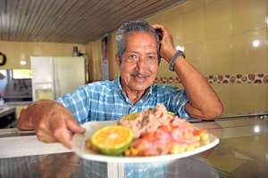 Con una sonrisa y amable trato, Pedro ofrece la especialidad gastron&oacute;mica que cre&oacute; en el a&ntilde;o 1973. El restaurante est&aacute; ubicado en el barrio obrero, en la entrada del Paseo Ecol&oacute;gico. Foto: ROBERTO CHAVEZ |  El Tel&eacute;grafo