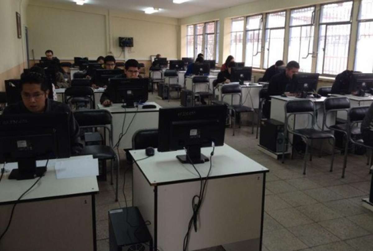En el colegio Ciudad de Cuenca se realiza el examen Versant para docentes de ingl&eacute;s. Foto: Twitter Senescyt