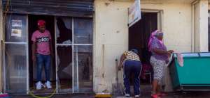 Los vecinos del Barrio 4 de Abril ayudaron a limpiar el local que estall&oacute; cuando entr&oacute; la mujer en llamas.