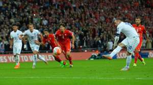 Wayne Rooney ejecut&oacute; el tiro penalti que signific&oacute; su tanto n&uacute;mero 50 y con el que super&oacute; la marca de Sir Bobby Charlton. Foto: AFP
