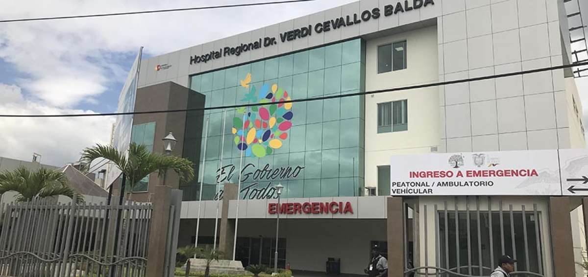 En los exteriores del hospital Verdi Cevallos, de Portoviejo, se observa la afluencia de pacientes, trabajadores, m&eacute;dicos y especialistas.  