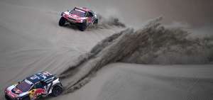 Ayer fue un d&iacute;a triunfal para Peugeot. El espa&ntilde;ol Carlos Sainz pasa por delante del franc&eacute;s Cyril Despres, quien al final arribar&iacute;a primero a la meta.