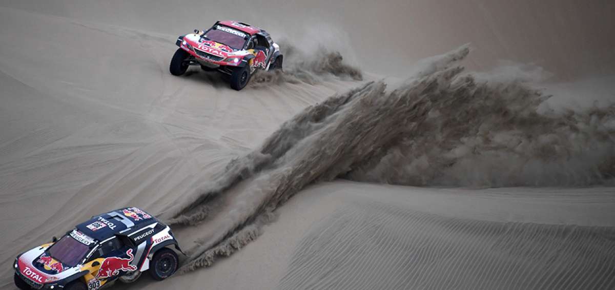 Ayer fue un d&iacute;a triunfal para Peugeot. El espa&ntilde;ol Carlos Sainz pasa por delante del franc&eacute;s Cyril Despres, quien al final arribar&iacute;a primero a la meta.
