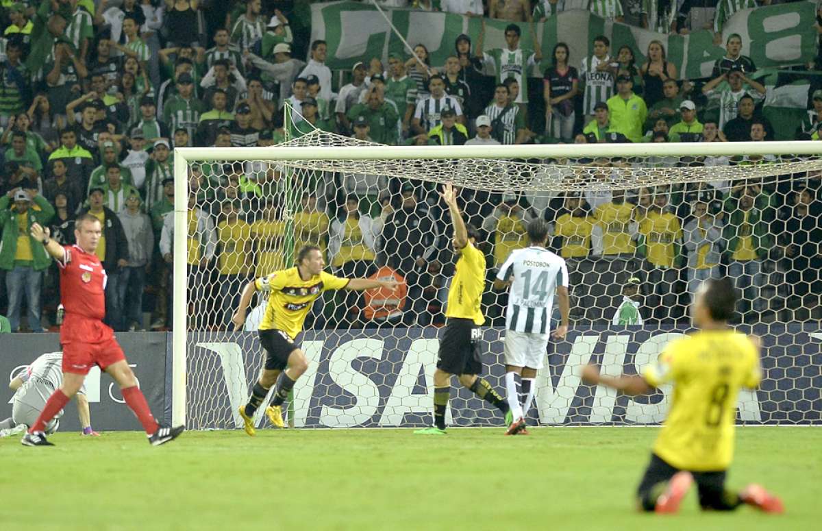 El uruguayo Brahian Alem&aacute;n (al fondo) festeja el segundo gol de su cuenta personal, el tercero de Barcelona. Foto: AFP