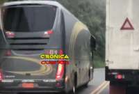 Un bus internacional estuvo cerca de provocar un accidente