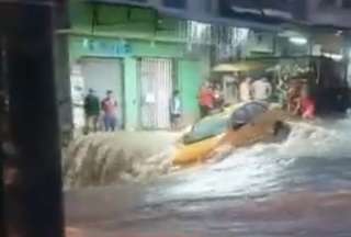 Un taxista falleció durante las fuertes lluvias en Guayaquil.