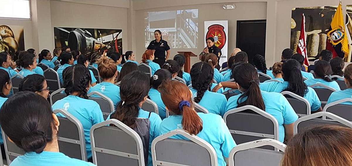 Cap. Ana Mar&iacute;a Wiesner y Cap. Mar&iacute;a Mercedes Rumbea comentan sobre sus experiencias como bomberas en III Encuentro de G&eacute;nero Bomberil.