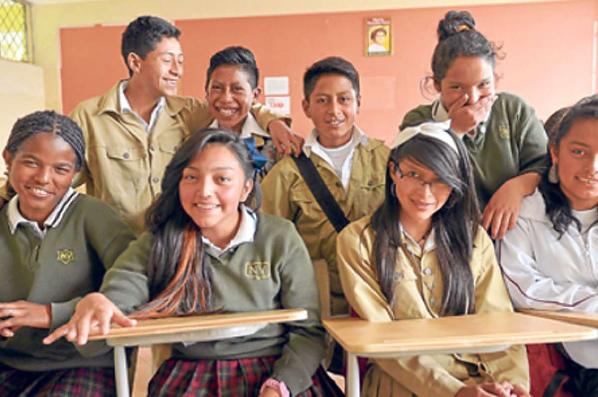 Alumnos de la secci&oacute;n diurna y vespertina encontraron en el club de periodismo un espacio ideal para la integraci&oacute;n. Pronto, ambos vestir&aacute;n un mismo uniforme. Foto: Roberto Ch&aacute;vez / El Tel&eacute;grafo