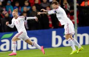 El &uacute;nico gol del partido lo marc&oacute; Laszlo Kleinheisler (i) en el minuto 26. Foto: Agencia AFP