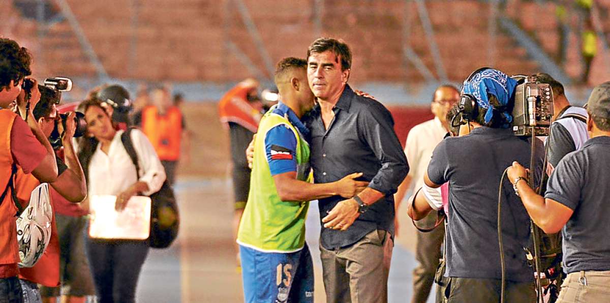 Pedro Qui&ntilde;&oacute;nez (i) abraza al director t&eacute;cnico Gustavo Quinteros, luego del segundo tanto de Emelec. Foto: Eduardo Escobar / El Tel&eacute;grafo