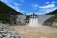 Este procedimiento se cumplió tras el desalojo de sedimentos acumulados en el embalse de la presa de esta hidroeléctrica, ubicada entre las provincias del Azuay y El Oro.