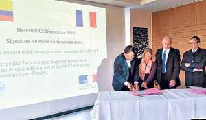 Ren&eacute; Ram&iacute;rez, titular de la Senescyt, junto a los representantes del Lyc&eacute;e Francois Rabelais Cfa Lyon Dardilly de Francia. Cortes&iacute;a Senescyt