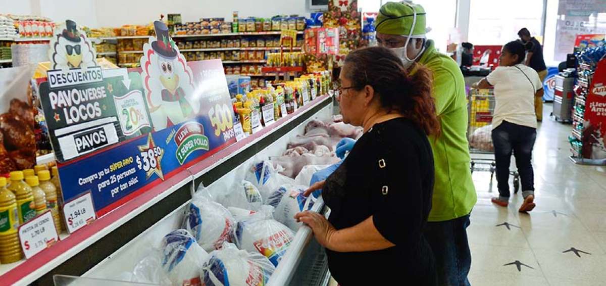En los locales comerciales guayaquile&ntilde;os, los ciudadanos est&aacute;n averiguando el costo de los pavos que esperan comprar para la cena de Navidad.