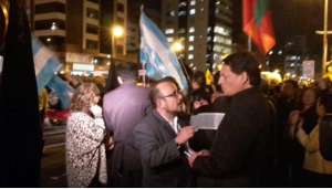 Banderas de Guayaquil en manifestaci&oacute;n de oposici&oacute;n en la Shyris