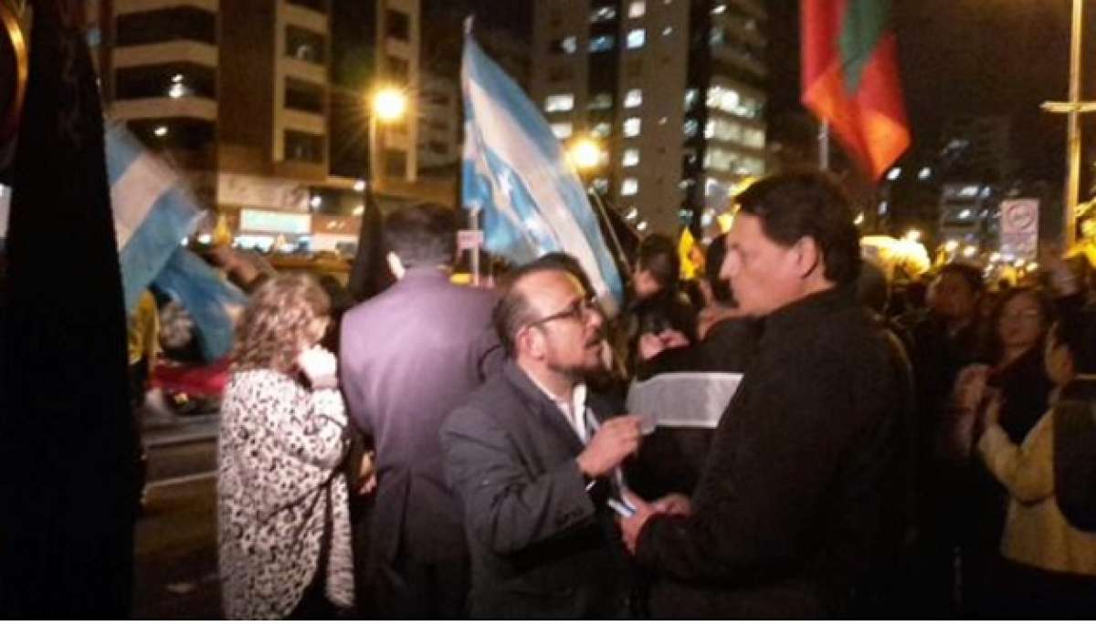 Banderas de Guayaquil en manifestaci&oacute;n de oposici&oacute;n en la Shyris