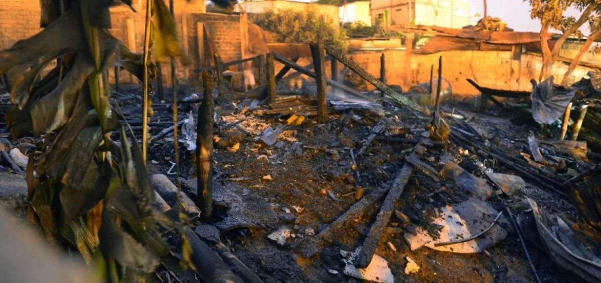 El fuego redujo a escombros las dos casas, en las que viv&iacute;an 10 personas. 