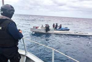 Policías y militares incautaron una embarcación con droga en Manta. 