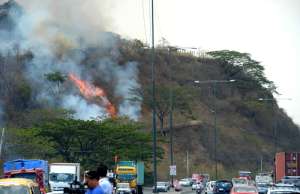 Los bomberos continuaban las labores para sofocar el incendio. Foto: Eduardo Escobar / El Tel&eacute;grafo 
