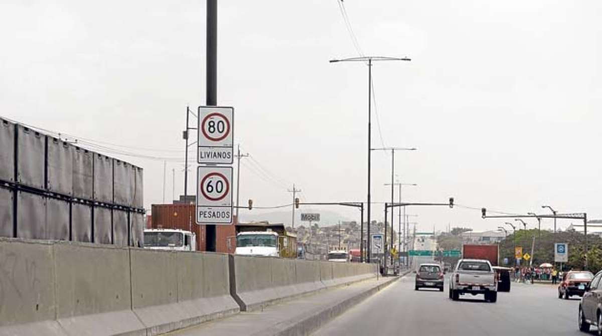 En la V&iacute;a Perimetral hay zonas pobladas y no pobladas. Los livianos pueden ir a 80 km /h. Foto: Karly Torres / El Tel&eacute;grafo