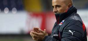 Solo la cl&aacute;usula de salida mantiene por ahora a Sampaoli al mando de la Roja. La postura de la ANFP es hacer respetar el contrato, vigente hasta 2018. 