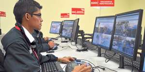  El operador de las centrales de emergencia es pieza clave en la r&aacute;pida atenci&oacute;n de los incidentes. Foto: Cortes&iacute;a/ Flickr Ecu911