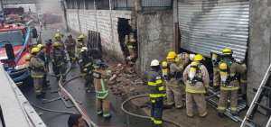 Cerca de 150 bomberos controlaron el fuego en la recicladora ubicada en la avenida 25 de Julio.