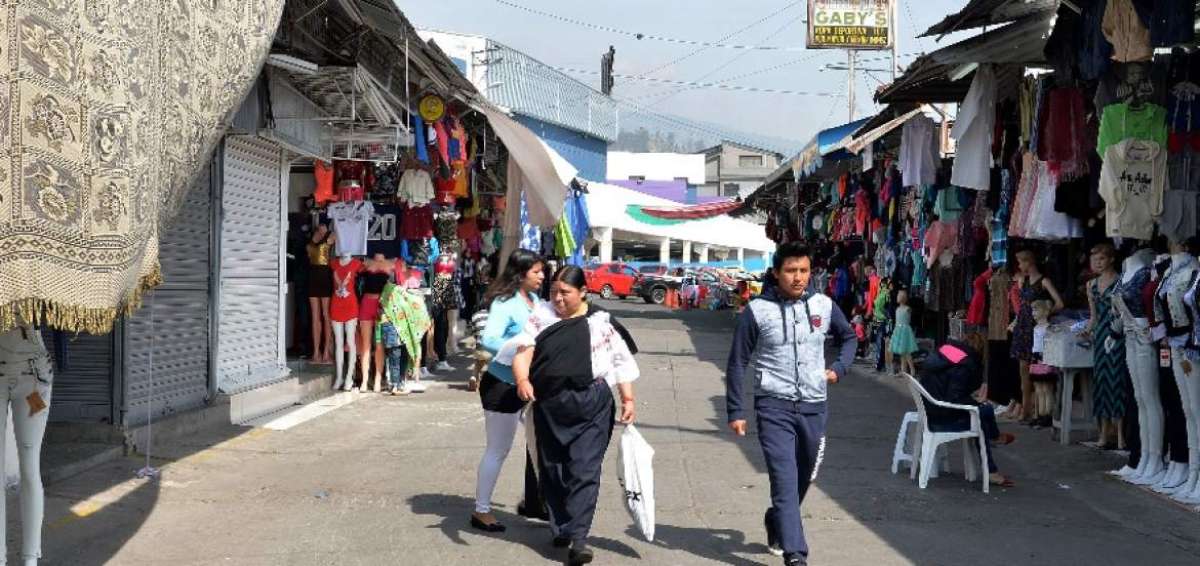 Los compradores arriban a este centro de expendio desde diversas provincias del Ecuador. Chompas, pantalones, sacos, camisas, etc. se ofertan all&iacute;.