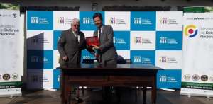 El ministro de Defensa entreg&oacute; la placa del Centro Cultural, al ministro de Cultura. Foto: Cortes&iacute;a