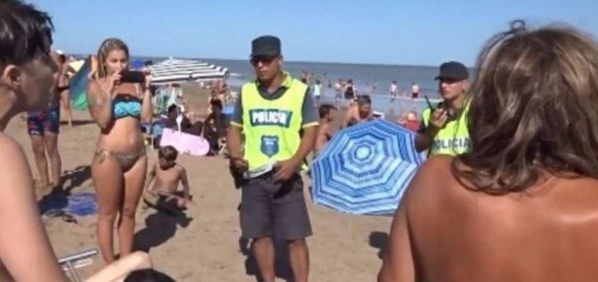 Los agentes llegaron a amenazar a las tres mujeres con llev&aacute;rselas presas por no acatar la orden en esta playa a 500 km al sur de Buenos Aires.