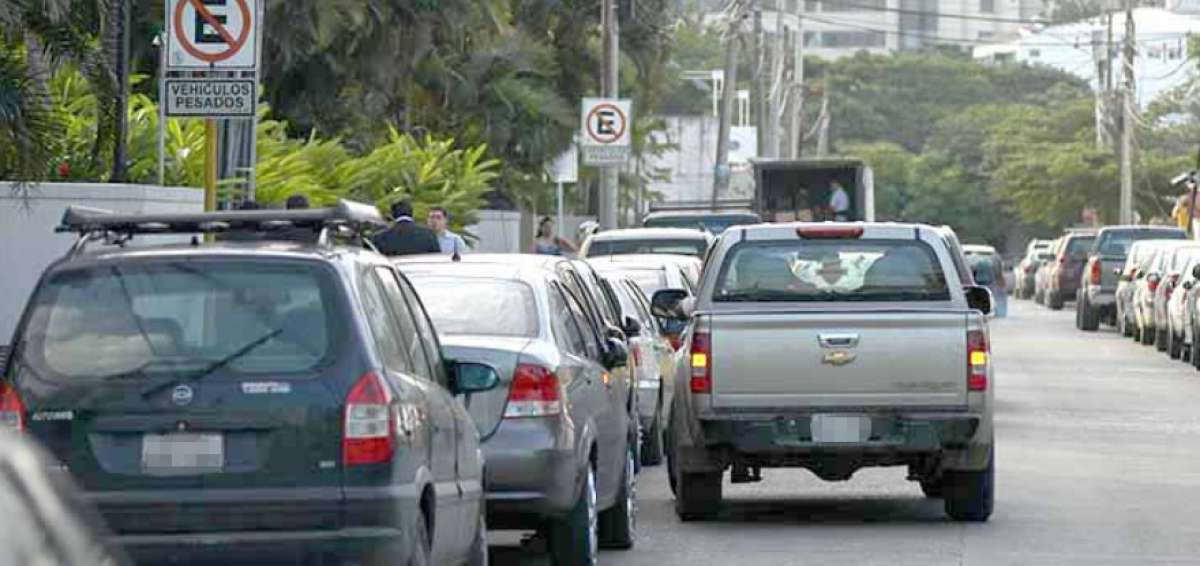 58 choferes sancionados en un d&iacute;a por formar doble columna