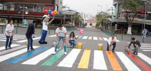La intersecci&oacute;n de las calles Mariscal Foch y Reina Victoria fue uno de los tres puntos intervenidos por tres organizaciones sociales y el Municipio ayer.
